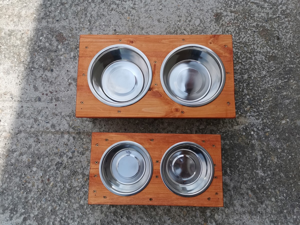 Drevený držiak s miskami